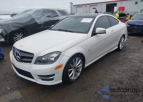 2012 Mercedes-Benz C 250 z USA, uszkodzony, nr VIN WDDGJ4HB9CF768284
